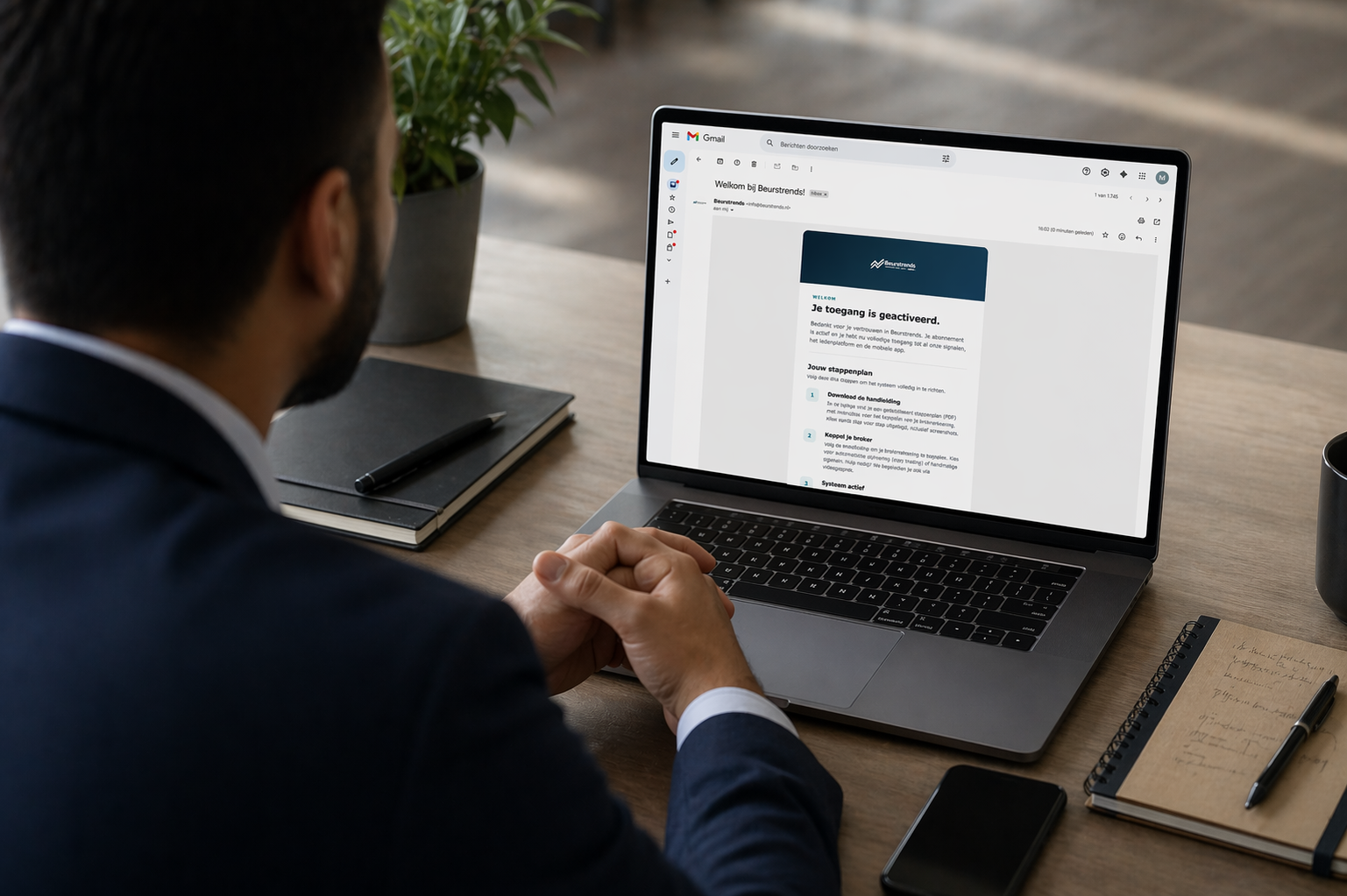 Laptop met Beurstrends welkomstmail — in drie stappen actief